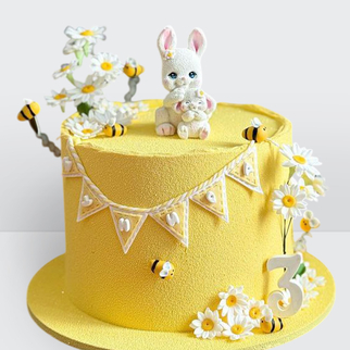 Детский торт с зайкой, пчелами и ромашками желтый
