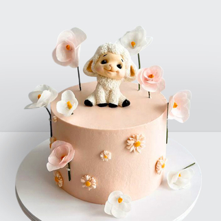 Детский торт с овечкой и цветами розовый