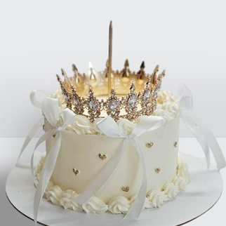 Торт белый с золотой короной фитилем и блестками