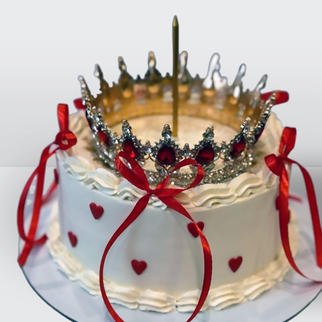Торт белый с золотой короной фитилем красными лентами и сердечками