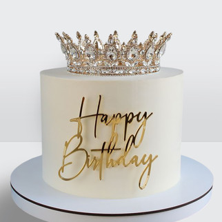Торт белый с золотой короной и надписью на день рождения