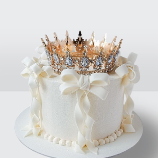 Торт белый с золотой короной фитилем лентами