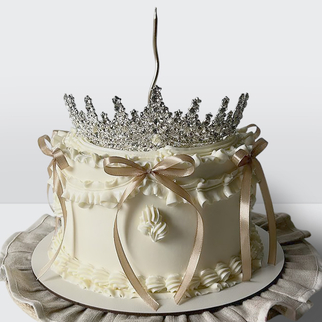Торт ламбет белый с короной и бежевыми лентами
