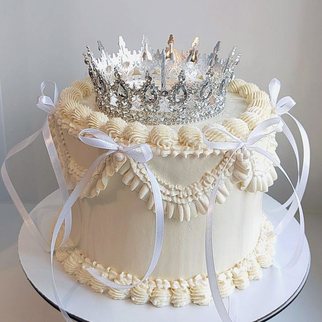 Торт ламбет белый с короной лентами блестками и фитилем