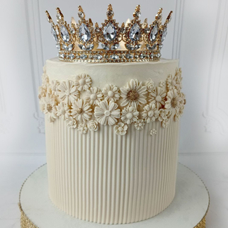 Торт белый с золотой короной и цветами с золотом