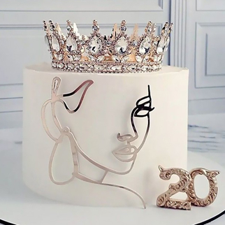 Торт белый с золотой короной и силуэтом девушки