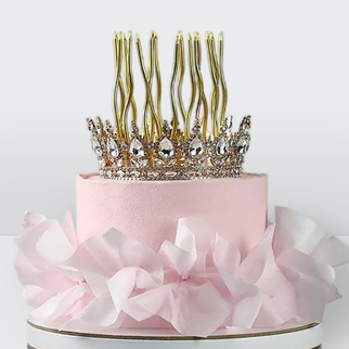 Торт розовый велюровый с золотой короной бахромой со свечами