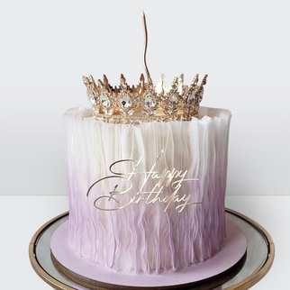 Торт розовый градиент с короной надписью и бахромой