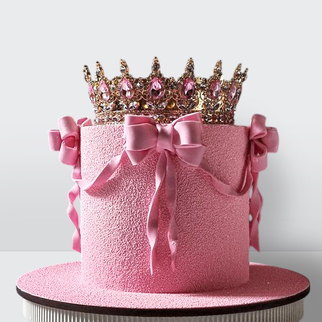 Торт велюровый розовый с золотой короной и бантами из мастики