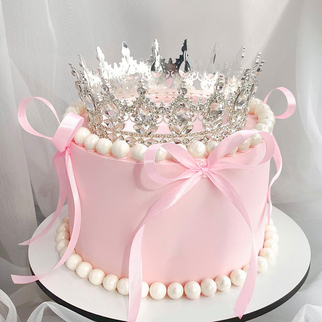 Торт розовый с короной бусинами и розовыми лентами