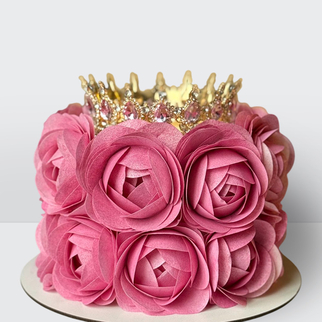 Торт розовый с золотой короной с розовыми розами