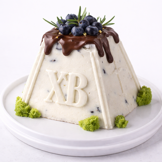 Торт Пасха с грушевой начинкой в шоколадной глазури с голубикой ХВ