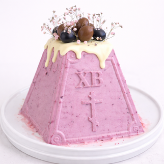 Торт Пасха розовая черничная в белой глазури с шоколадным драже и голубикой