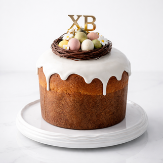 Итальянский панеттоне на пасху (кулич) с белой глазурью и шоколадными яйцами в гнезде ХВ