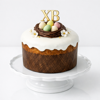 Итальянский панеттоне на пасху (кулич) с белой глазурью и шоколадными яйцами в гнезде ХВ