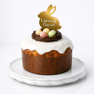 Итальянский панеттоне на пасху (кулич) с белой глазурью и шоколадными яйцами в гнезде Светлой Пасхи