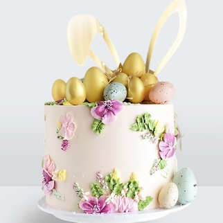 Торт на пасху с золотыми шоколадными яйцами и кремовыми цветами