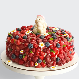 Детский торт с голубикой клубникой и малиной