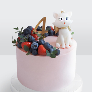 Детский торт с голубикой клубникой и котенком