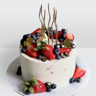 Торт с клубникой и голубикой