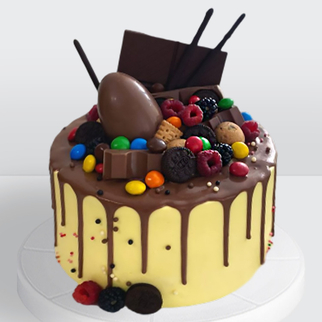 Детский торт с малиной, ежевикой и сладостями