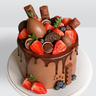 Торт с клубникой и сладостями