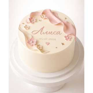 Торт с цветами и лентой новорожденному