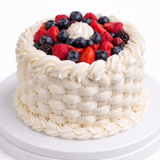 Торт плетёный с ягодами и кремом
