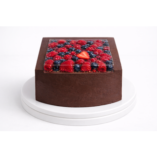 Торт квадратный шоколадный с ягодной заливкой сверху