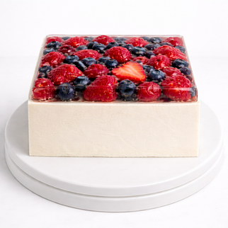 Торт квадратный белый с ягодной заливкой сверх