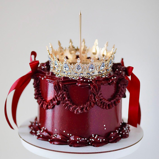 Торт ламбет красный с золотой короной и лентами