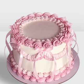 Торт ламбет розовый с розовыми ленточками с нежным декором и гармоничной композицией оформления