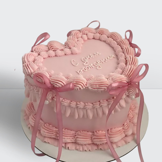 Торт ламбет розовый в форме сердца с розовыми ленточками и надписью с нежным декором и романтичной композицией
