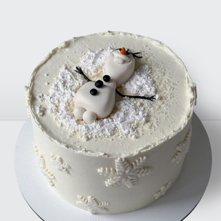 ? Торт на Новый год с фигуркой снеговика и снежинками