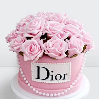 0 Торт в форме коробки Диор с розами и нитью жемчуга