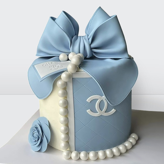 Торт в виде коробки Коко Шанель с бантом и жемчужинами