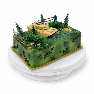 Торт в военном стиле с танком и лесной сценой