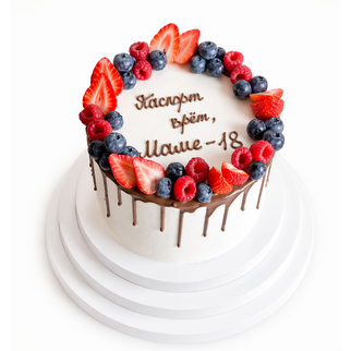 Торт с ягодным венком и шоколадным дрипом