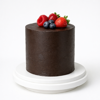 Торт шоколадный высокий с ягодным акцентом сверху