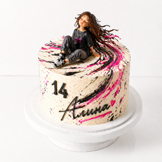 Торт с фигуркой девочки и динамичными мазками с цифрой 14