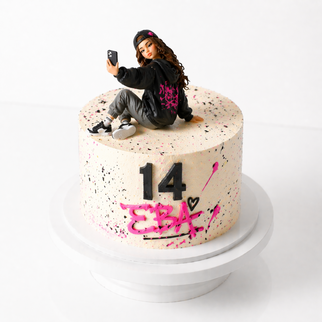 Торт с фигуркой девочки и цифрой 14 в уличном стиле