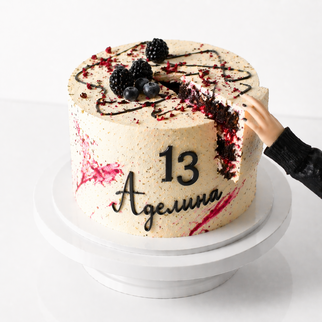 Торт с эффектом разлома и ягодами с цифрой 13