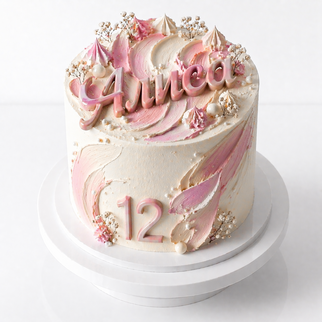 Торт с кремовыми мазками и цифрой 12 в розовом стиле