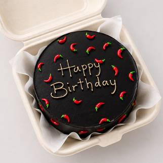 Бенто торт с надписью Happy Birthday и острым декором — для яркого и запоминающегося праздника