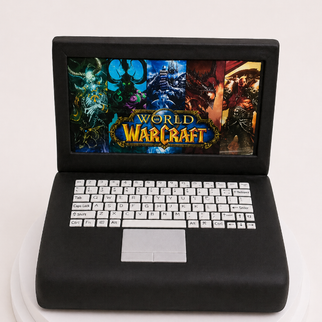 Торт в виде ноутбука с героями игры WarCraft на мониторе