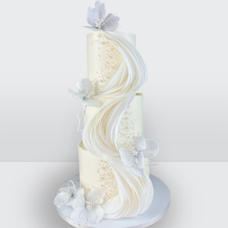 0 Свадебный торт с белыми цветами и драпировкой