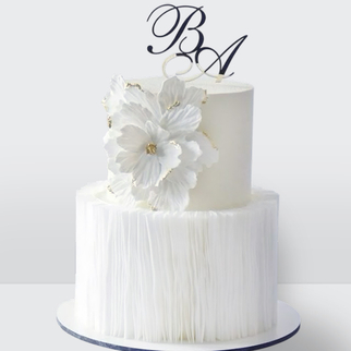 0 Свадебный торт с инициалами и цветами, драпировкой из рисовой бумаги
