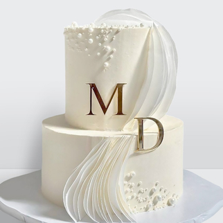 0 Свадебный торт с инициалами и жемчужинами, и драпировкой