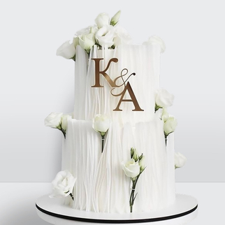 0 Свадебный торт с инициалами и белыми розами