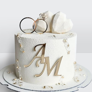 0 Свадебный торт с обручальными кольцами, инициалами и сердцами